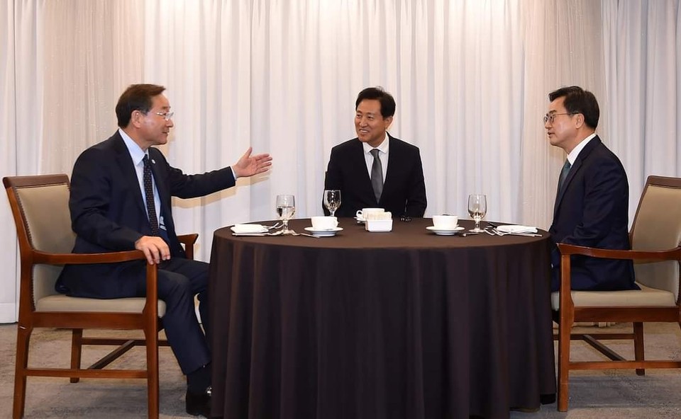 2025년 인천 수도권매립지 종료와 관련 인천시장과 경기도지사, 서울시장이 만난 3자 회동자리에서 대체매립지 재공모에 합의했다. (사진=유정복 인천시장 페이스북)