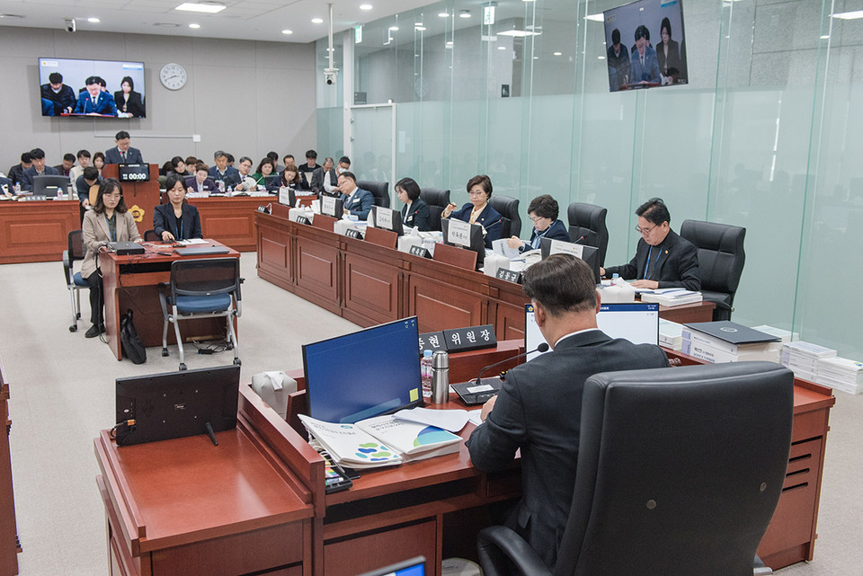 경기도의회 보건복지위원회는 20일부터 상임위 회의실에서 소관 부서와 산하기관을 대상으로 2023년 행정사무 감사에 들어갔다. (사진제공=경기도의회)