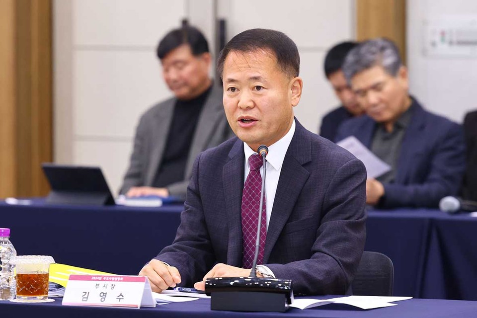 의왕시가 20일 시청 대회의실에서 김학기 의왕시의회 의장 및 시·도의원이 참석한 가운데 ‘2024년도 주요사업 설명회’를 개최했다. 사진은 김영수 부시장. (사진제공=의왕시청)