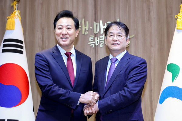 이동환 고양시장은 21일 오전 서울시청 집무실에서 오세훈 서울시장을 만나 ‘수도권 재편’ 논의를 나누고 양 도시 간 현안을 건의하는 시간을 가졌다. (사진제공=고양시청)