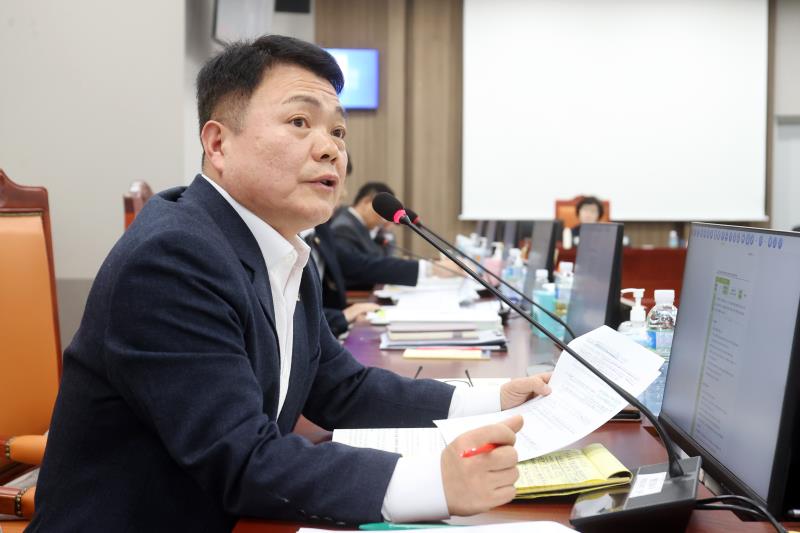 경기도의회 교육기획위원회 소속 이인규 의원은 21일 경기도교육청 행정사무감사에서 정보통신기술을 활용한 디지털교육 기반 조성을 위해서는 둘 이상의 부서와의 협력이 중요한 만큼 핑퐁 관행을 지양해 줄 것을 촉구했다. (사진제공=경기도의회)