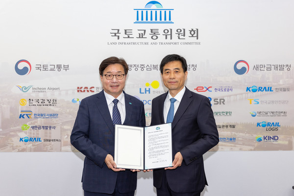 염태영 경기도 경제부지사는 21일 국회를 방문해 김동연 경기도지사 명의의 ‘노후계획도시 특별법 연내 통과 요청’ 서한문을 김민기 국회 국토교통위원회 위원장에 전달했다. (사진제공=경기도청)
