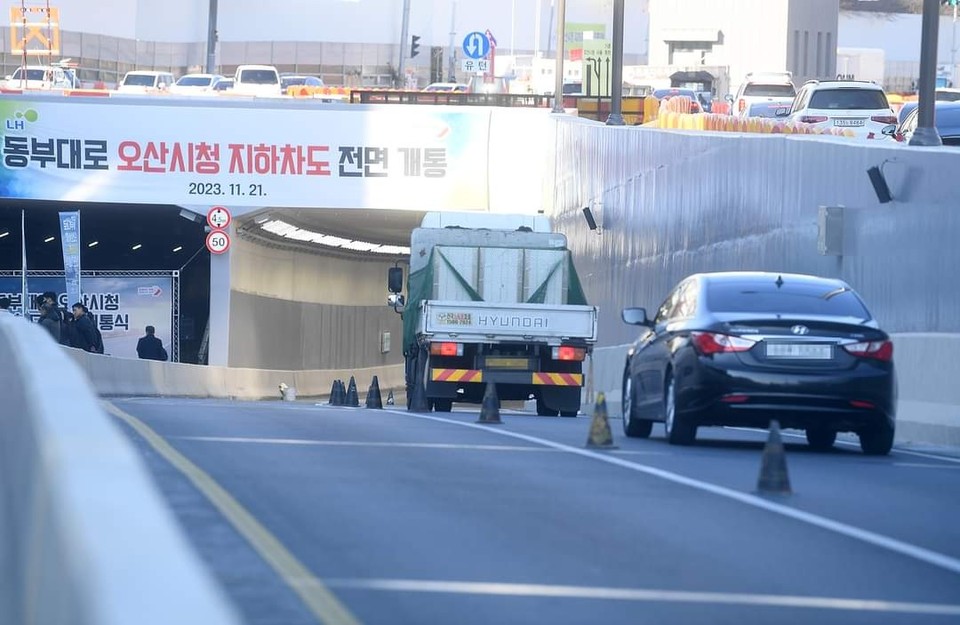 오산시청 지하차도가 21일 오후 5시를 기해 양방향 4차로가 본격 개통됐다. (사진=이권재 오산시장 페이스북)