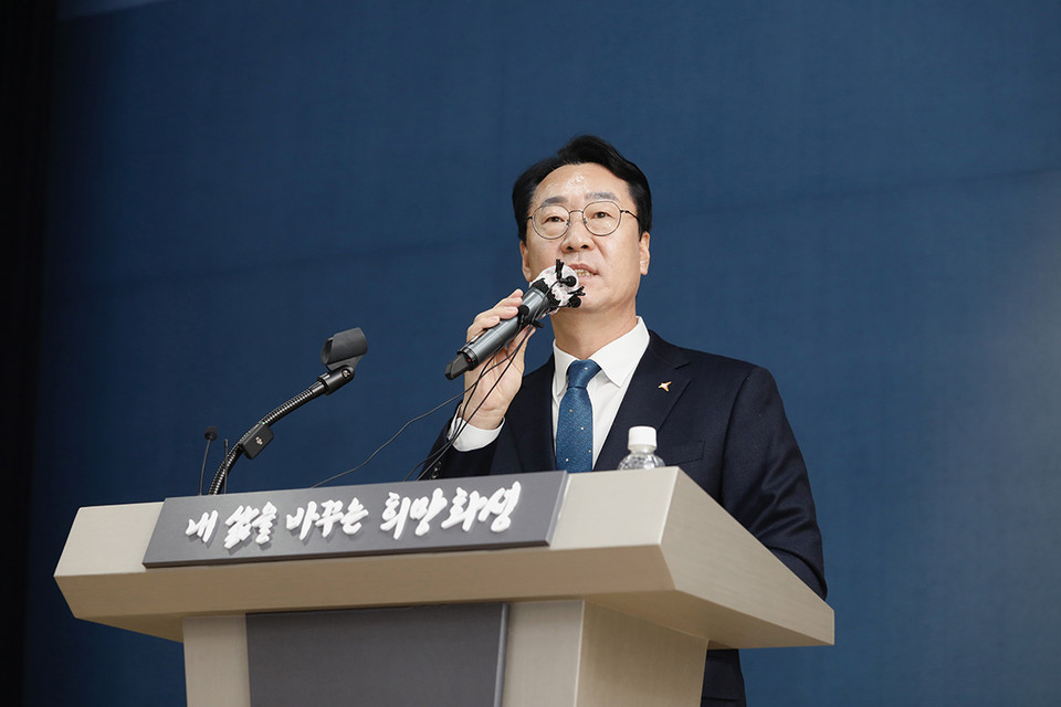 정명근 화성시장이 21일 시청 대회의실에서 ‘상상이 현실이 되는 100만 화성, 새로운 출발’을 주제로 시정브리핑을 실시했다. (사진제공=화성시청)