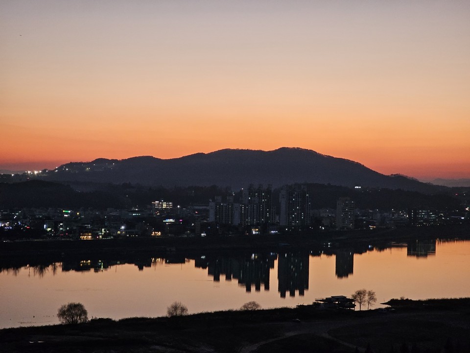 절기상 첫눈이 내린다는 소설(小雪)인 22일 수요일인 오늘은 가끔 구름 많다가 아침부터 점차 흐려져 늦은 밤부터 적은 양의 비가내리기 시작하겠다. 이 비는 다음날 아침까지 이어지겠다. 사진은 전날(21일) 오후 5시40분께 여주 현암동에서 바라본 남한강 노을. (사진=김광섭 기자)