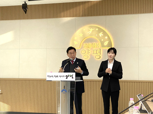 전진선 양평군수는 22일 오후 군청 소회의실에서 열린 기자회견에서 2024년 양평군 예산편성(안)을 발표하고 있다. (사진=장은기 기자)