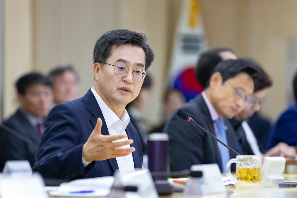 김동연 경기지사가 1조원 투자 유치와 경제·자원 교류 강화를 목적으로 오는 27일 호주로 출국한다. 사진은 지난 22일 열린 도정회의에서 발언하고 있는 김동연 경기도지사. (사진제공=경기도청)