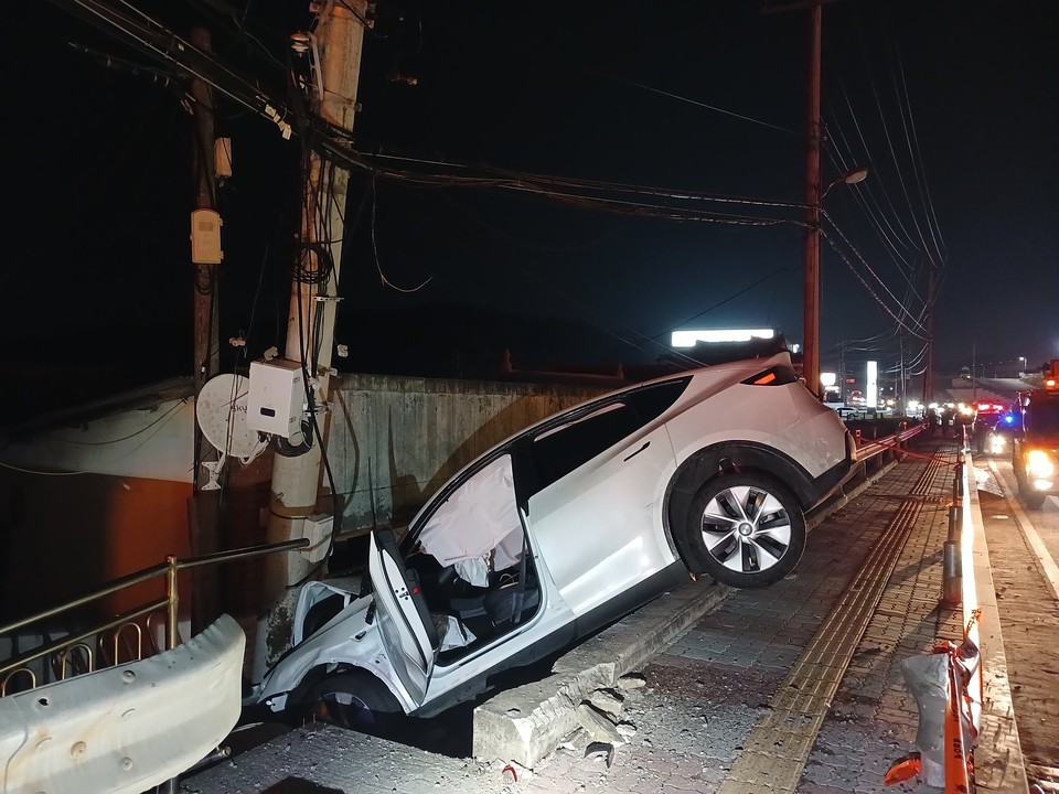 갑자기 빨라진 전기차, 중앙선 넘어 SUV·전신주 잇따라 추돌...60대 여성 운전자 부상갑자기 속도가 빨라진 전기 승용차가 중앙선 너머에 있는 SUV와 전신주를 잇따라 들이받는 사고가 나 60대 여성운전자가 부상을 입었다. (사진제공=여주소방서)
