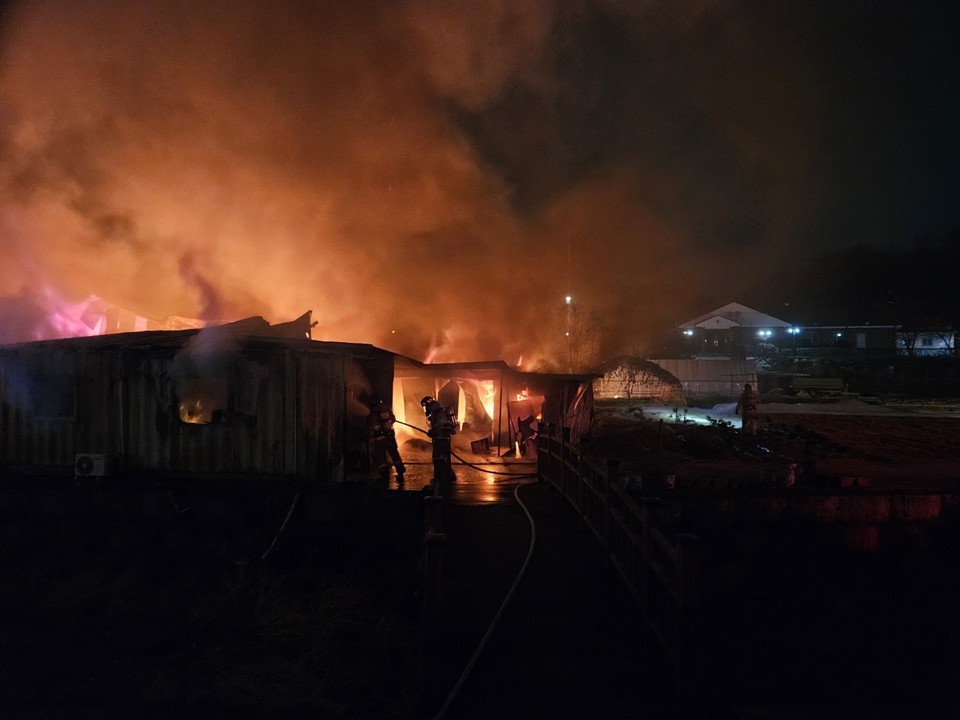 23일 오후 6시37분께 양주시 고읍동의 한 가구공장에서 불이 나 신고를 받고 출동한 소방당국에 의해 약 2시간20분 만인 오후 8시58분께 꺼졌다. 다행히 인명피해는 없는 것으로 파악됐다. 사진은 화재 현장. (사진제공=경기도소방재난본부)