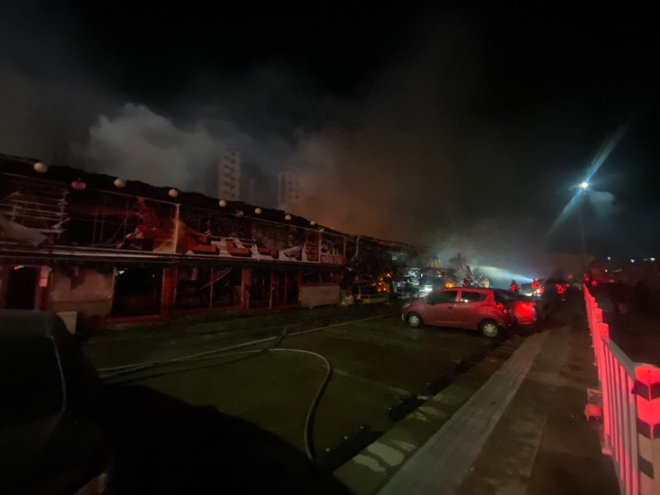 25일 오전 3시27분께 시흥시 월곶해안로 월곶종합어시장에 불이 나 점포 17곳을 모두 태우고, 신고를 받고 출동한 소방당국에 의해 약 1시간 47분만인 오전 5시13분께 초진에 성공했다. 사진은 화재 현장. (사진제공=경기도소방재난본부)