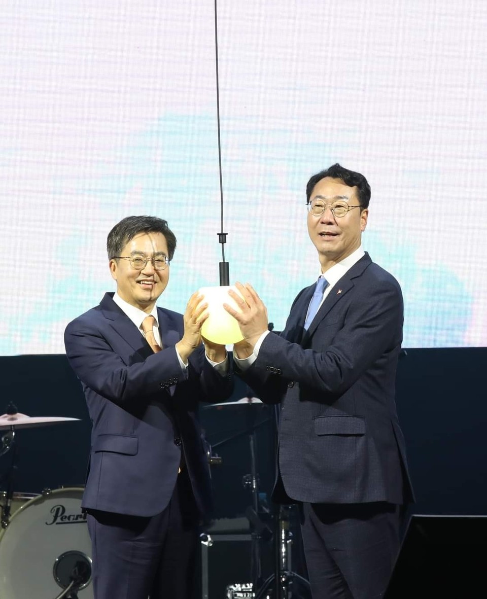 화성시가 25일 인구 100만명 돌파를 자축하는 '100만 화성축제' 행사를 동탄 호수공원에서 개최해 축하했다. 화성시 인구는 다음 달 100만명 돌파를 앞두고 있다. 2024년도 말까지 인구 100만명을 유지할 경우 수원시, 용인시, 성남시, 경남 창원시에 이어 전국 5번째 특례시 자격을 얻는다. 행사에 참석한 김동연 경기지사와 정명근 화성시장. (사진=정명근 화성시장 페이스북)