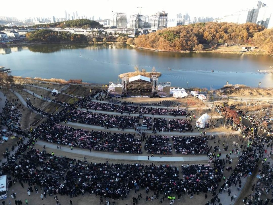 화성시가 25일 인구 100만명 돌파를 자축하는 '100만 화성축제' 행사를 동탄 호수공원에서 개최해 축하했다. 이날 행사에는 시민 약 1만여명이 참석해 가수 축하 공연과 오색빛의 분수와 어우러지는 '루나쇼', '토보쇼' 등을 즐겼다. (사진=정명근 화성시장 페이스북)