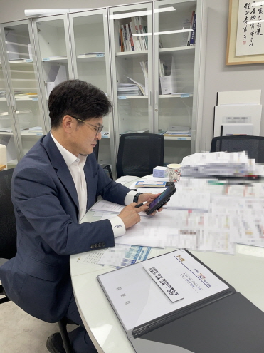 김병수 김포시장이 손에 든 재난안전통신망을 사용해 ‘재난안전통신망 활용 핫라인’ 참여 기관과 재난안전 통합 훈련을 지휘하고 있다. (사진제공=김포시청)