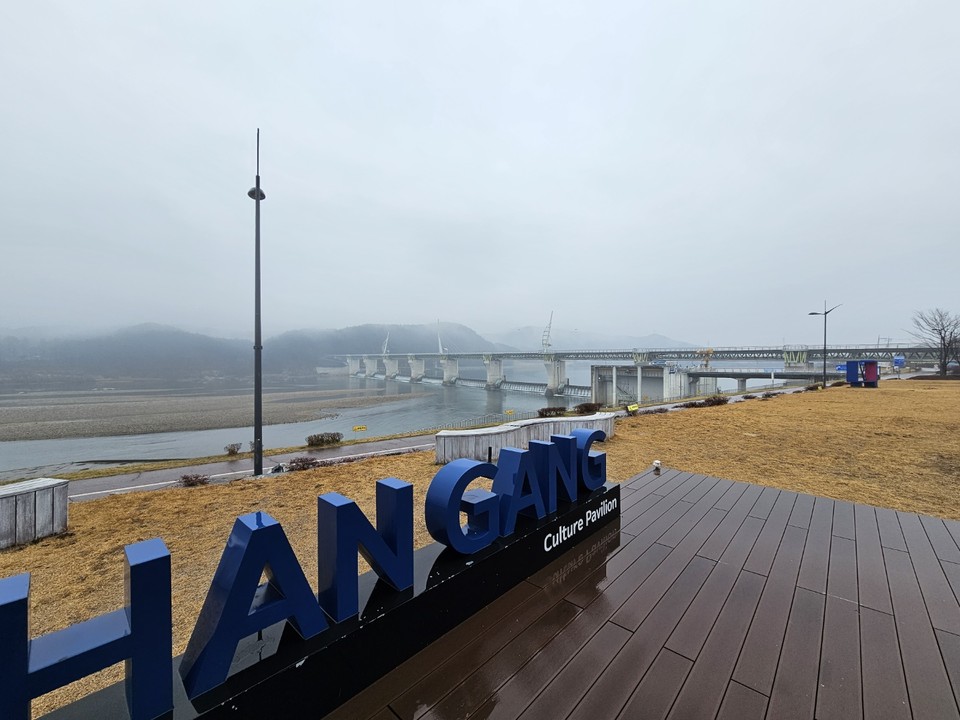27일 오전 11시40분께 여주시 단현동 남한강에 설치된 강천보에 안개가 잔뜩 낀 채 이슬비가 내리고 있다. (사진=김광섭 기자)