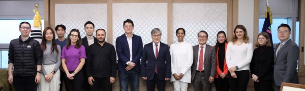 김진용 청장(오른쪽부터 일곱번째)이 케임브리지대 밀너연구소 일행을 접견하고 포즈를 취하고 있다. (사진제공=인천경제청)