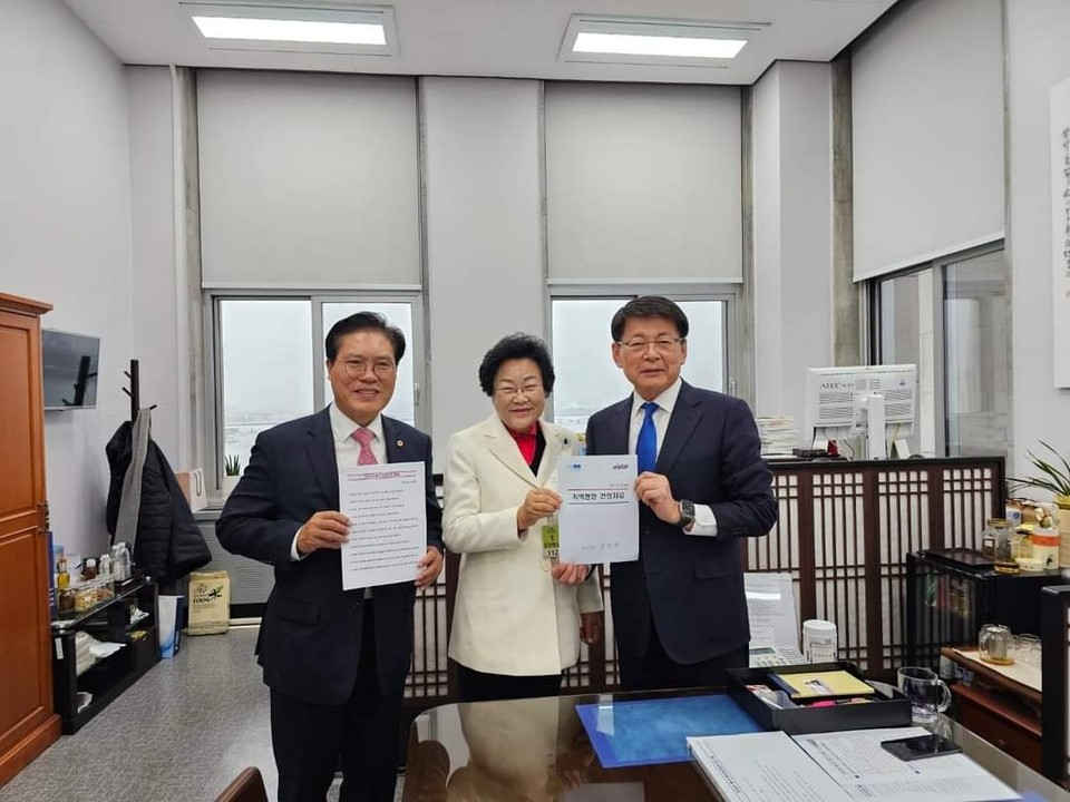 김경희 이천시장과 송석준 국회의원은 27일 국회를 방문해 서삼석 예산결산특별위원회 위원장을 만나 이천시의 핵심현안 해결을 위해 적극적인 협조를 요청했다. (사진=송석준 국회의원 페이스북)