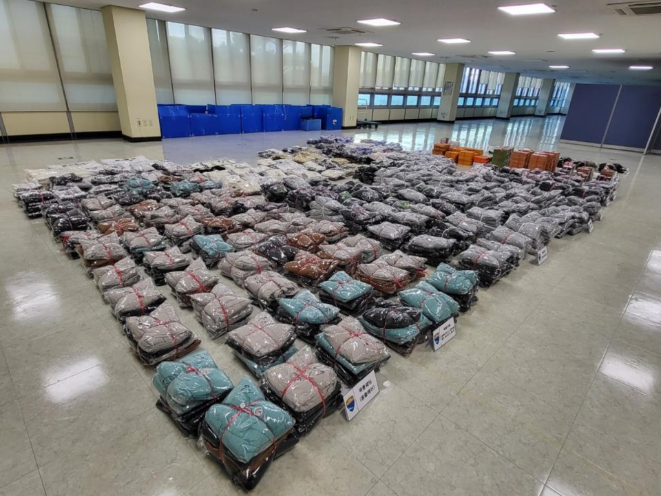 누리소통망(SNS) 틱톡(TikTok)에서 가짜 명품(짝퉁) 판매꾼으로 활동하거나, 대형 상가건물을 통째로 임차해 수억대 가짜 명품을 유통‧보관하는 등 상표법을 위반한 11명이 경기도 공정특별사법경찰단에 검거됐다. 사진은 압수된 가짜 명품들. (사진제공=경기도특사경)