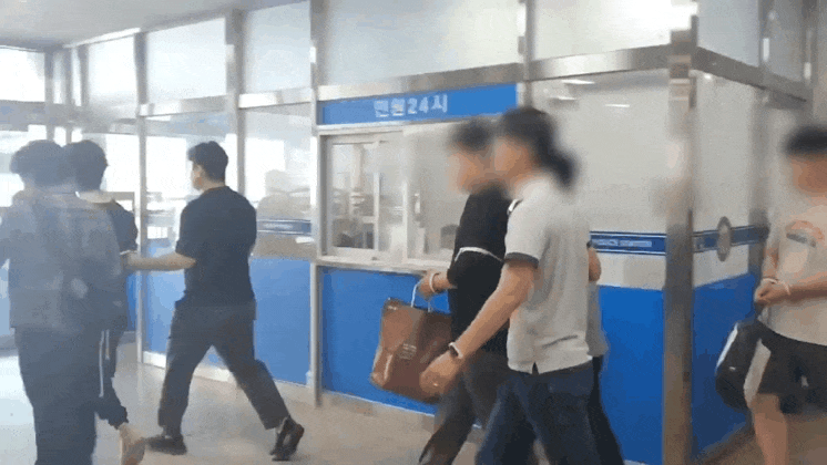대출심사를 핑계로 신분증 사본과 휴대전화 개통이력 등의 개인정보를 이용하는 방법으로 명의자 몰래 추가 개통한 유심을 전화금융사기에 유통해 온 조직이 일망타진됐다. 이들은 대포유심 회선당 25만원~30만원을 받아온 것으로 드러났다. 검거 장면. (영상제공=경기남부경찰청)