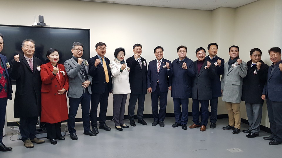 29일 오후 2시 이천시 신둔면에 소재한 한국세라믹기술원 이천분원 반도체종합솔루션센터(C5)에서 '이천시 반도체종합솔루션센터' 준공식을 가졌다. 이날 준공식에 참석한 염태영 경기도경제부지사를 비롯해 김경희 이천시장, 송석준 국회의원, 김하식 이천시의회 의장, 양기욱 산업통상자원부 국장, 박용근 SK하이닉스 부사장, 김일중 도의원, 시의원, 정연길 한국세라믹기술원장, 중소기업 대표, 관련 기관장 등이 내부를 둘러보며 파이팅을 하고 있다. (사진=송석원 기자)
