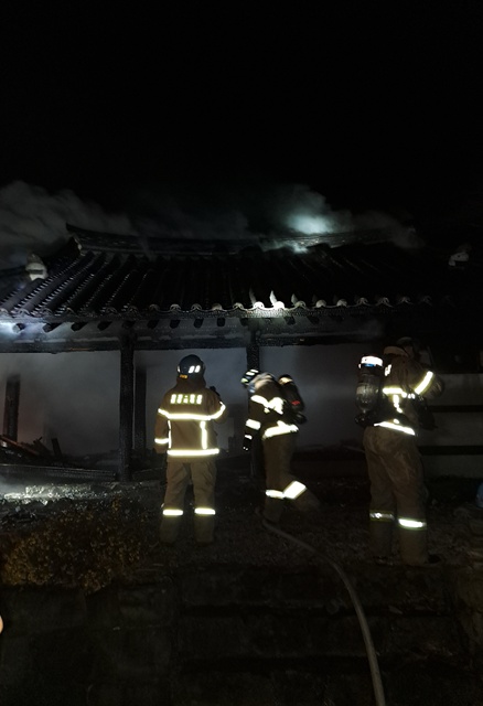 9일 오후 6시50분께 안성시 죽산면 천년고찰 칠장사 숙소(요사채)에서 불이 나 건물 안에 있던 스님 1명이 숨진 채 발견됐다. 사진은 화재 현장. (사진제공=경기도소방재난본부)