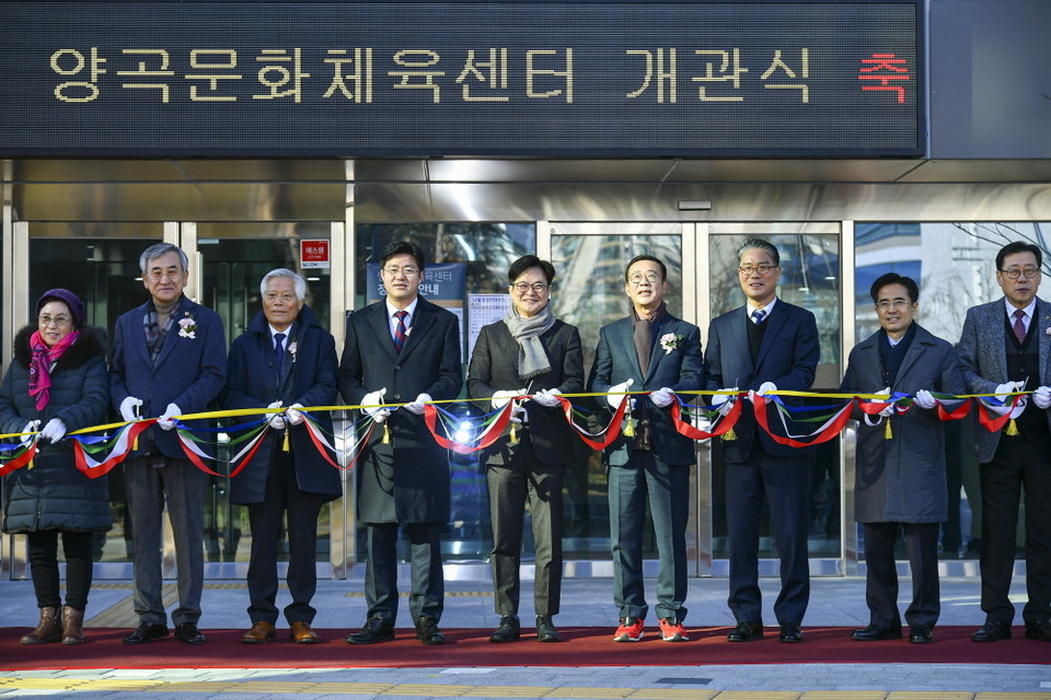 ■김병수 시장(사진 중앙)을 비롯한 지역인사 등이 양곡문화센터 개관식에 참석해 커팅식을 갖고 있다. (사진제공=김포시청)