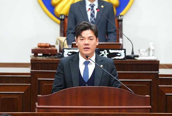 지난 1일 포천시의회 제175회 제2차 정례회 1차 본회의장에서 5분 자유발언에 나선 김현규(민주당) 의원. (사진제공=포천시의회)