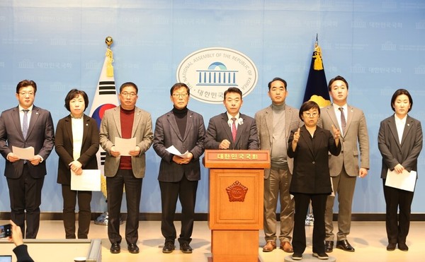 사진은 파주지역 국회의원과 시의원들이 지난 1일 국회 소통관에서 기자회견을 하고 있는 모습. 왼쪽부터 목진혁·박은주·박대성 시의원, 윤후덕·박정 국회의원, 최유각·손성익·이혜정 시의원. (사진=박남주 기자)