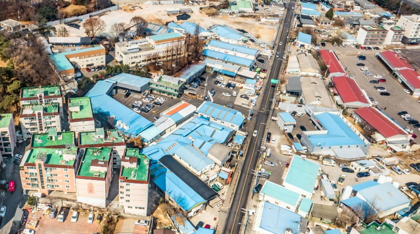 ■철거와 함께 착공을 앞두고 발생한 추가 분담금 문제로 인한 비대위 반발로 시업이 중단된 김포 사우 5A도시개발사업구역 내 통합스카이타운지역주택조합부지. (사진출처=네이버 지도 항공뷰 캡처)