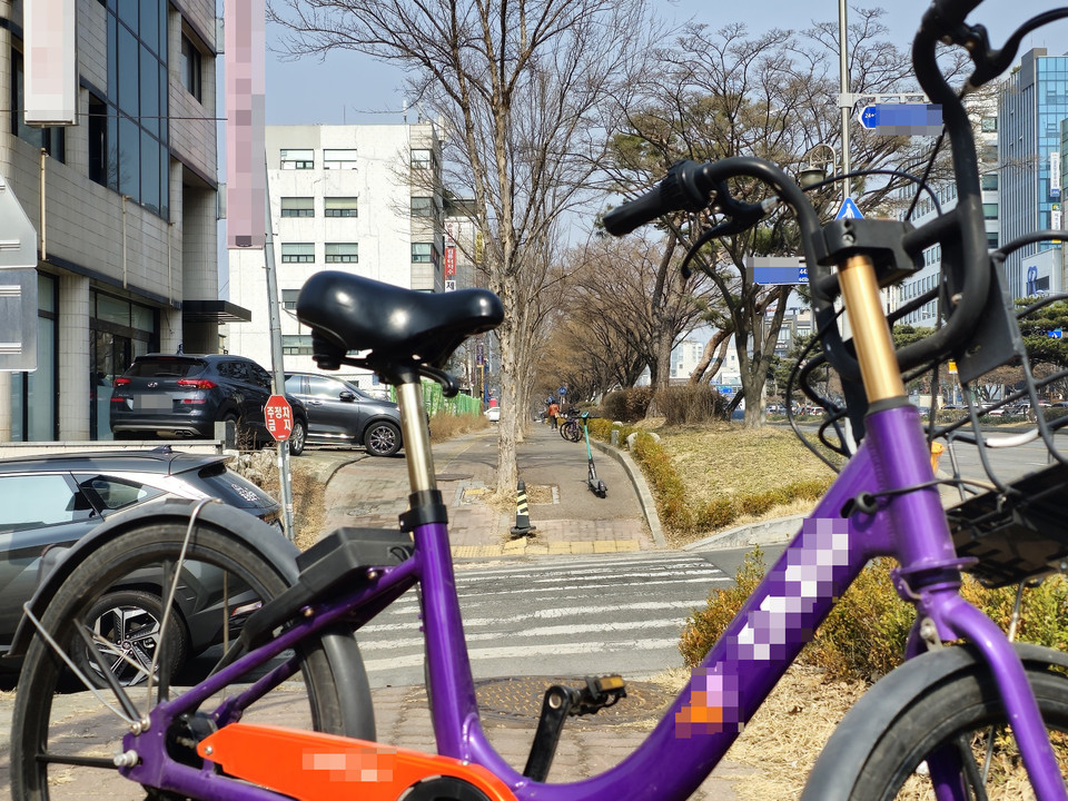 7일 오후 1시40분께 수원시 인계동 수원시외버스터미널 방향 자전거 도로에 공유킥보드와 공유 자전거들이 점령한 채 불편을 주고 있다. (사진=권영복 기자)