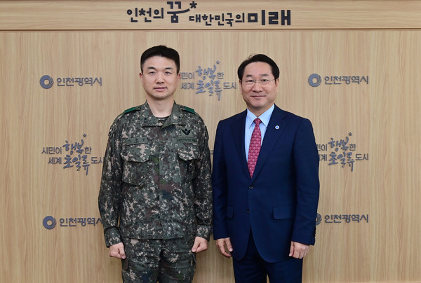 유정복 인천광역시장이 4일 시청 접견실에서 이광섭 17보병사단장을 접견하고 지역 안보상황 등을 점검하고 있다. (사진제공=인천시청)