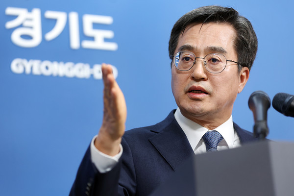 사진은 지난 4일 경기도청 브리핑룸에서 김동연 경기도지사가 압수수색 관련 긴급 브리핑을 하고 있는 모습. (사진제공=경기도청)