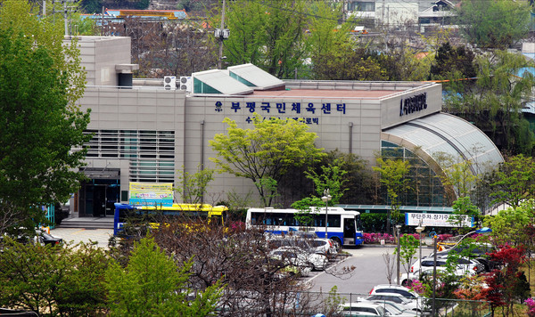 부평구시설관리공단이 다중이용시설 중 공공체육시설에 대해 지난 24일부터 신트리공원·건강공원·원적산공원 내 테니스장을 시작으로 순차적 운영 재개에 돌입한다. (사진제공=부평구시설관리공단)