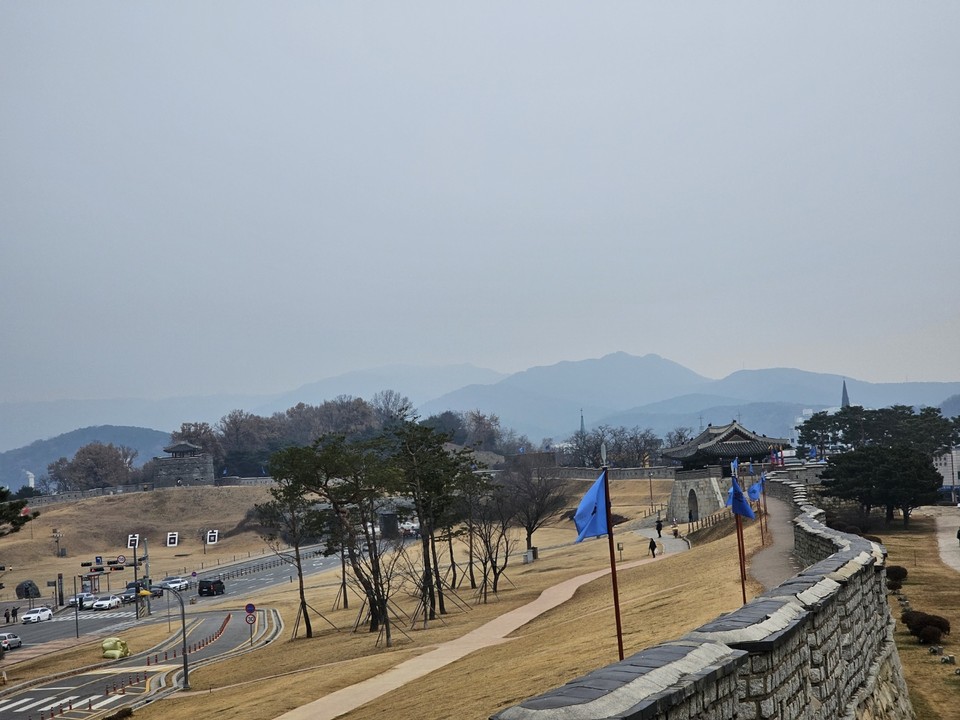 6일 오전 9시30분께 수원화성 창룡문 남쪽 동1포루에서 바라본 창룡문 일대에 미세먼지가 뿌옇게 끼여있다. (사진=권영복 기자)