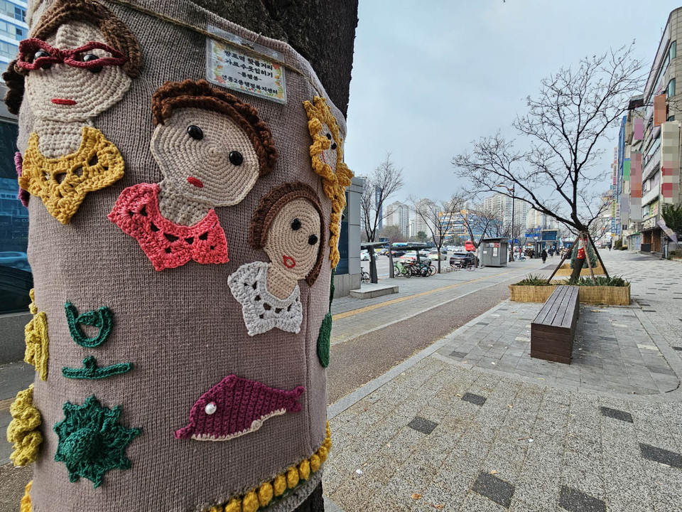 6일 오전 7시50분께 수원시 영통구 망포역 인근 가로수들이 허리춤에 알록달록 뜨개 옷을 걸치고 있다. (사진=권영복 기자)