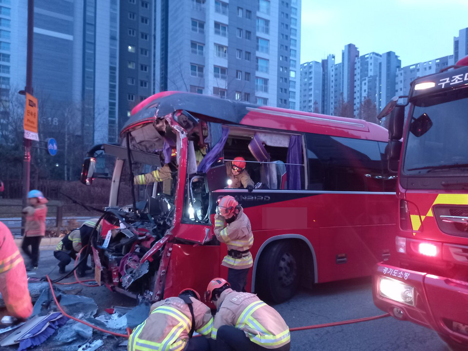 6일 오전 7시2분께 고양시 도내동 도래울마을단지 앞 사거리에서 쿠팡 셔틀버스와 25톤 덤프트럭이 추돌하는 사고가 나 9명이 다쳤다. 사진은 사고 현장 모습. (사진제공=경기도북부소방재난본부)