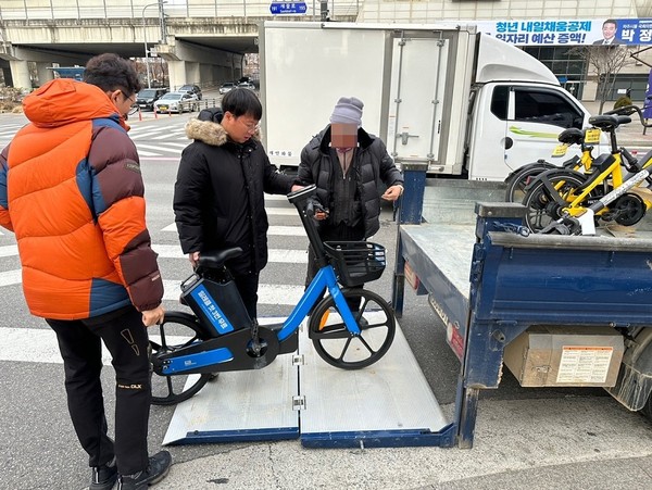 파주시는 시민들의 안전을 위협하는 무단방치 개인형 이동장치에 대한 단속을 벌여 총 75대를 견인 조치해 과태료를 부과할 방침이다. (사진제공=파주시청)