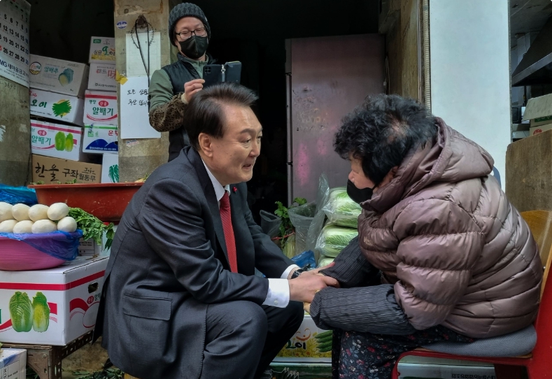 윤석열 대통령이 6일 부산의 대표 전통시장인 국제시장 일원을 찾아 시민들과 소통하고 상인들을 격려하고 있다. (사진제공=대통령실)