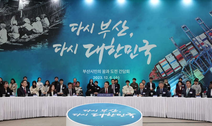 6일 부산을 찾은 윤석열 대통령이 '부산 글로벌 허브 도시 조성을 위한 특별법'을 추진과 가덕도 신공항 개항, 한국산업은행 부산 이전, 북항 재개발 사업 신속 추진 등 부산의 글로벌 거점화를 위한 제도와 인프라 구축을 약속했다. (사진제공=대통령실)