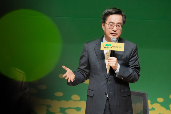 6일 오전 경기도청 다산홀에서 열린 경기도 360°돌봄 ‘언제나 돌봄’을 펼치다 행사에서 김동연 경기도지사가 정책 소개를 하고 있다. (사진제공=경기도청)