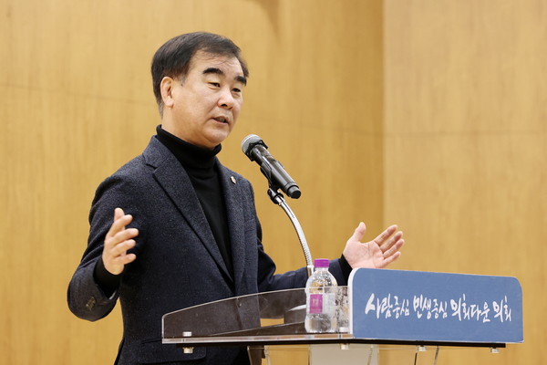염종현 경기도의회 의장이 6일 의회 1층 대회의실에서 열린 올해 마지막 월례조회에서 ‘지방의회법 제정’의 시급성을 역설했다. (사진제공=경기도의회)