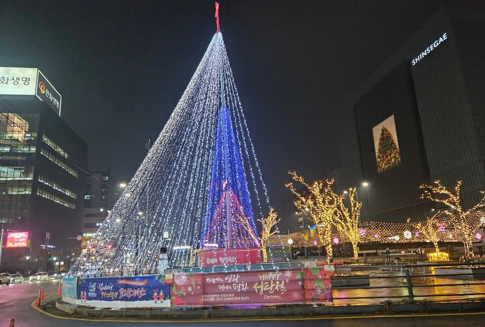 6일 오후 7시50분께 의정부시청 앞에 성탄과 새해를 기념하기 위한 '대형 성탄트리'가 점등돼 있다. (사진=강상준 기자)