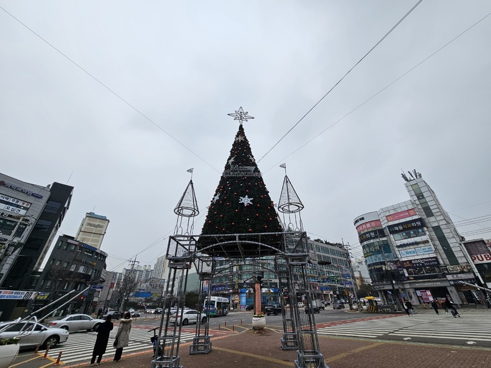 절기상 대설(大雪)인 7일 목요일인 오늘 경기·인천지역은 대체로 맑겠다. 새벽 기온이 떨어지면서 전날내린 비가 얼어, 도로 결빙에 유의해야 한다. 낮엔 포근하겠다. 사진은 전날 오전 수원시 장안구청 사거리에 설치된 대형 성탄트리. (사진=권영복 기자)