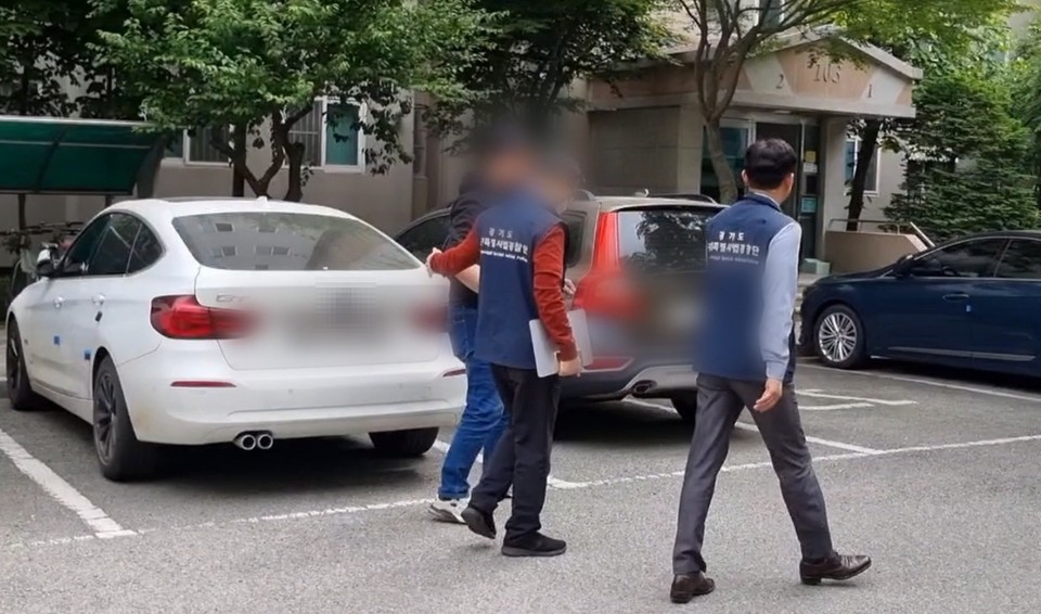 자가용이나 렌터카를 이용해 불법 택시영업인 일명 ‘콜뛰기’를 하던 일당 19명이 경기도 수사망에 덜미를 잡혔다. 이 가운데는 폭행과 성매매알선 등 강력범죄 전과자도 있어 2차 범죄도 우려된다. 사진은 단속 모습. (사진제공=경기도 특사경)