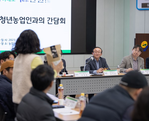 연천군이 7일 농업기술센터 대강당에서 김덕현 연천군수, 청년농업인, 농,축산업 관계관들이 참석한 가운데 소통간담회를 개최했다. (사진제공=연천군청)