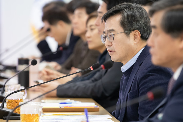 7일 오전 경기도청 율곡홀에서 열린 공공기관장 및 실,국장회의에서 김동연 경기도지사가 인사말을 하고 있다. (사진제공=경기도청)