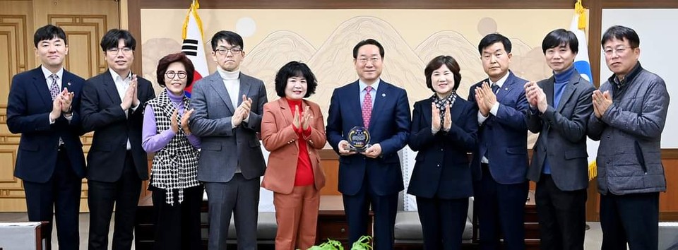 장장 24년이란 긴 세월 동안의 인천지역 숙원사업을 해결한 유정복 인천시장이 시민들로부터 감사패를 받았다. (사진=유정복 인천시장 페이스북)