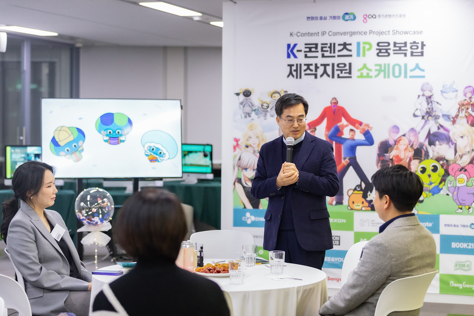 김동연 경기도지사는 7일 판교 경기창조경제혁신센터에서 열린 ‘2023 K-콘텐츠 IP 융복합 제작 지원 쇼케이스’에 참석해 “대한민국에서 사업하시는 분들, 국민들, 청년들은 기회가 주어지면 세계에서 으뜸인 것 같다. 그래서 기회를 주는 것이 경기도정을 이끄는 중요한 방향 중 하나”라며 “콘텐츠대기업에서 지식재산권 활용이라는 좋은 기회를 줘서 대기업과 중소제작사 모두 윈윈하는 자리가 만들어진 것 같아 기쁘다”고 말했다. 그러면서 “오늘 성과를 봤다. 앞으로 더 많은 기회, 더 고른 기회, 더 나은 기회를 드리려고 노력하겠다”고 덧붙였다. (사진제공=경기도청)
