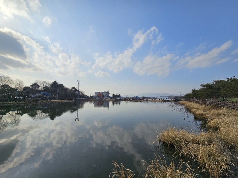 8일 오후 2시10분께 여주시 흥천면 효지저수지 일대가 온통 겨울빛을 하고 있지만, 날씨는 포근한 봄기운을 보이고 있다. (사진=김광섭 기자)