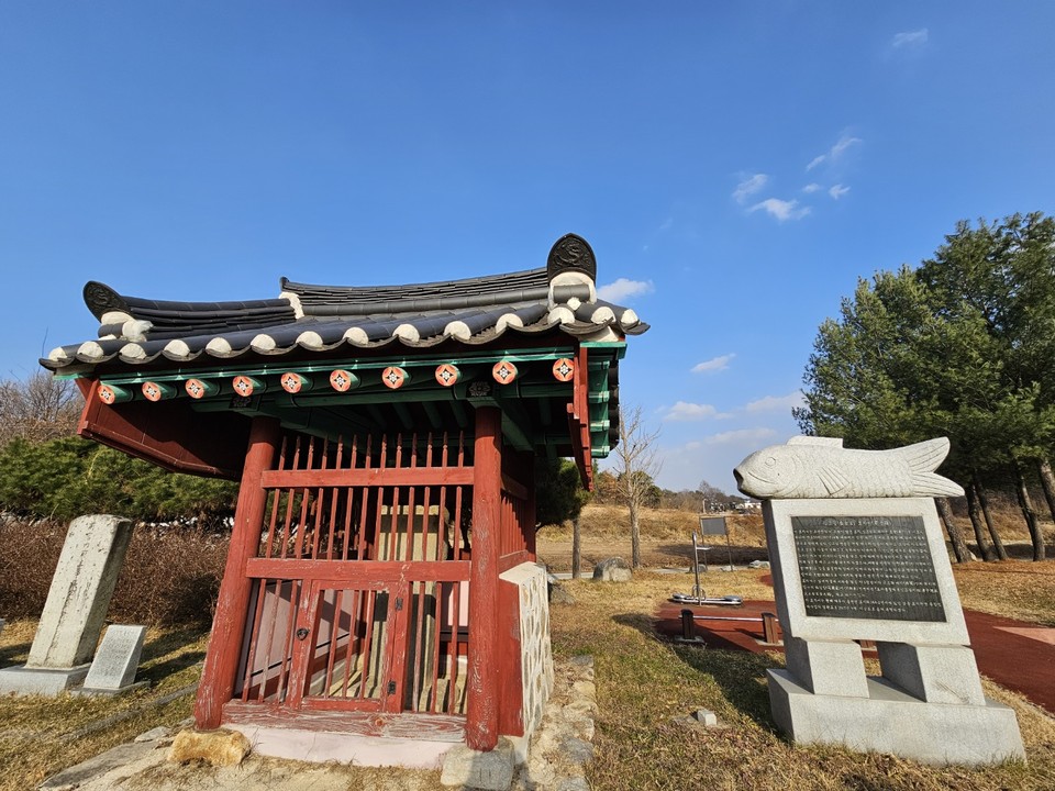 8일 오후 2시30분께 찾은 여주시 흥천면 효지저수지 인근에 지어진 김고길(金古吉) 효자비(孝子碑) 전경. 이 효자비는 조선전기 이 고장이 낳은 효자 김고길의 뛰어난 효행을 기리기 위해 선조 30년(1597년) 4월 나라에서 정문(旌門)을 내려 표창할 때 함께 건립된 것으로 알려진다. (사진=김광섭 기자)