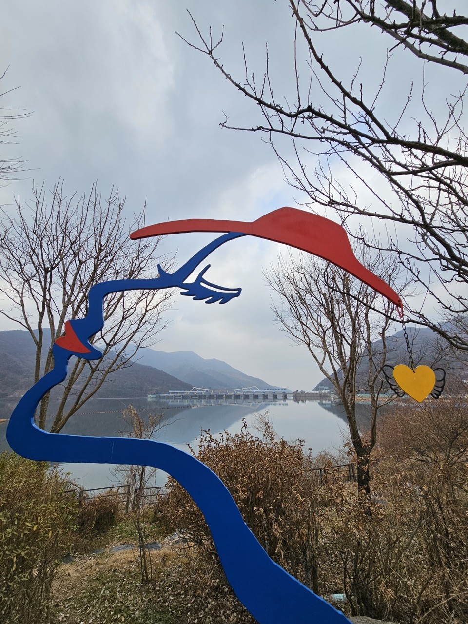 9일 오전 11시20분께 고석용 작가의 작품 ‘여심’ 뒤로 보이는 남양주시 조안면 팔당댐 주변이 흐린 가운데, 미세먼지가 낀 듯 온통 뿌옇게 보이고 있다. (사진=이승렬 기자)